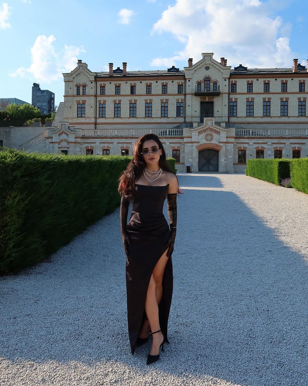 Трінчер засвітилася на весіллі відомих блогерів у Молдові в компанії росіян